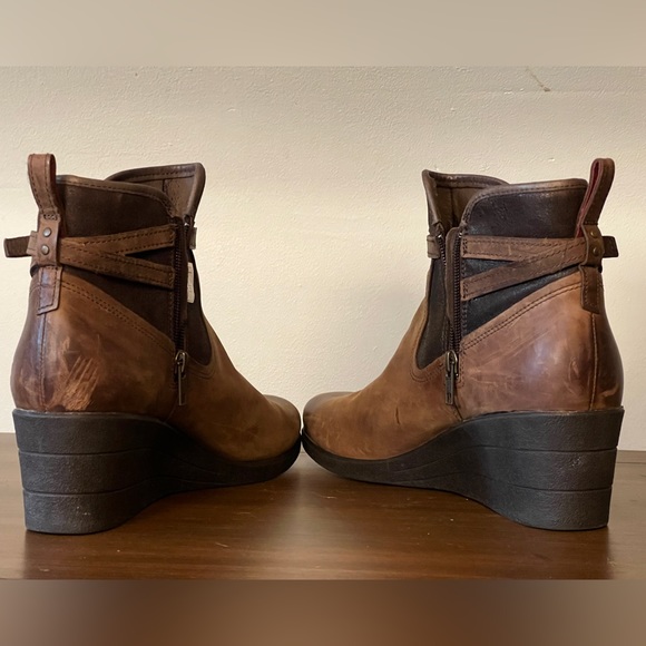 Ugg Emalie brown wedge leather booties - Picture 4 of 10